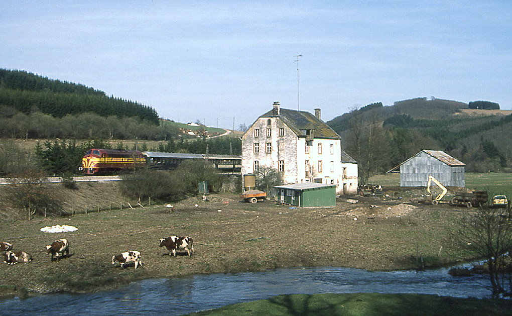 CFL 1603 mit Zug 1732 nach Luxemourg, aufgenommen bei Drauffelt am 27.03.1989.