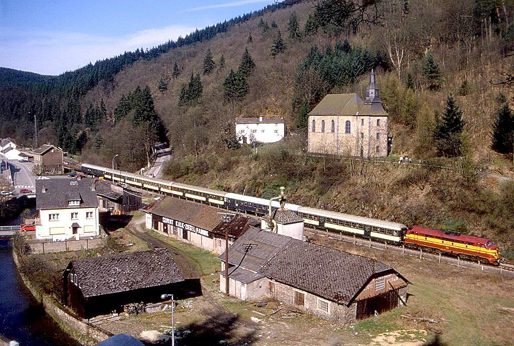 CFL 1604 am 09.04.1989 bei Clervaux mit einem nachmittglichen Nahverkehr nach Luxembourg.