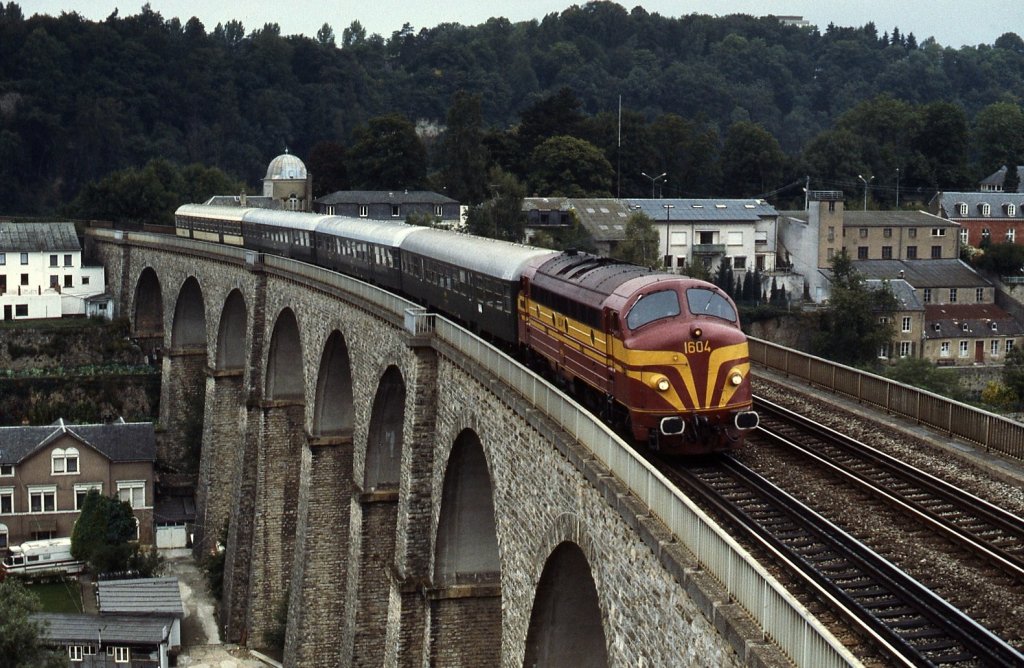 CFL 1604 erreicht mit einem Personenzug im Juli 1988 Luxemburg