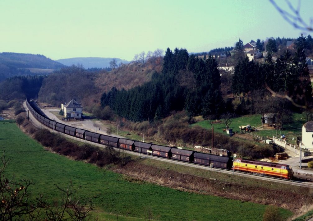 CFL 1801 mit Zug 49253 nach Alsdorf im Bahnhof Drauffelt, 31.03.1990.