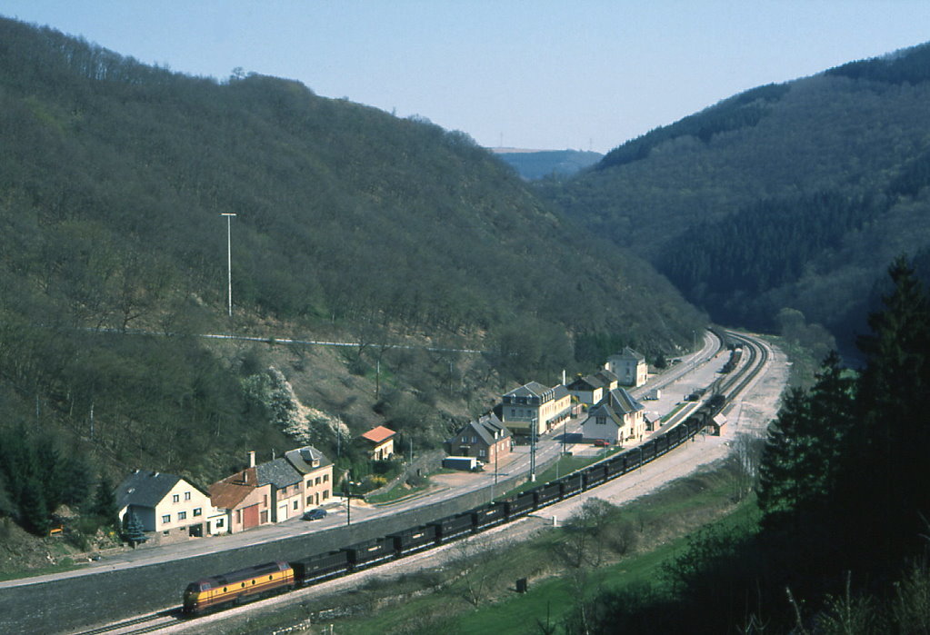 CFL 1807 mit Kokszug 49928 nach Alsdorf durchfhrt am 31.03.1990 den Bahnhof Gbelsmhle.