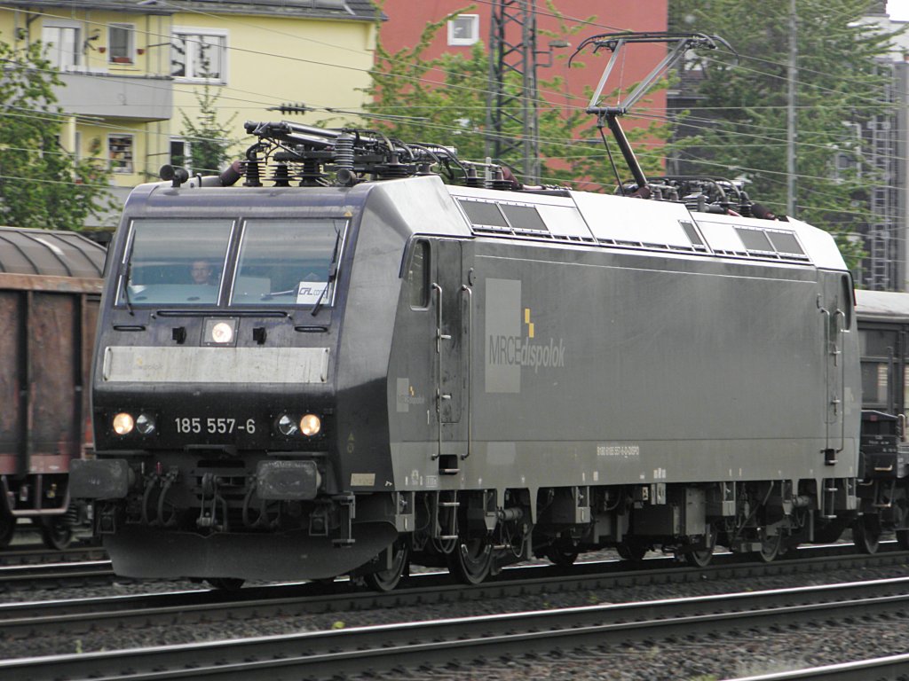 CFL 185 557-6 mit einem Stahlzug in Kln West am 23.4.2011