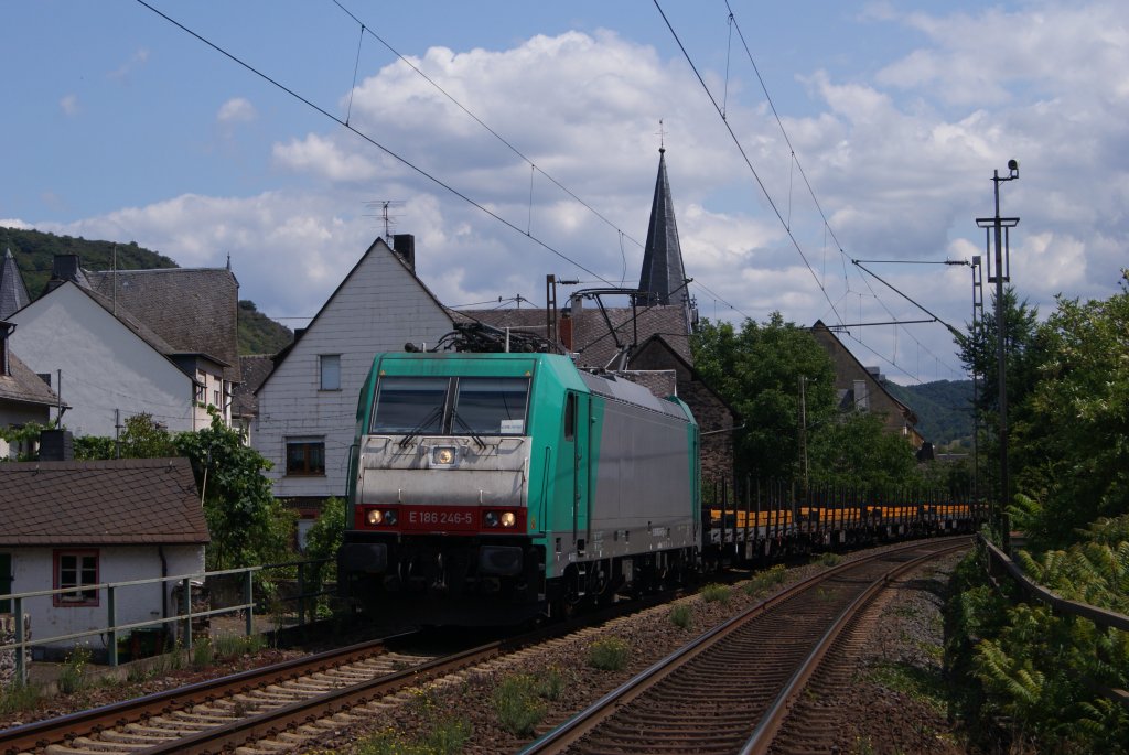 Cfl 186 246-5 mit einem Stahlbrammenzug in Pommern an der Mosel am 25.07.2011