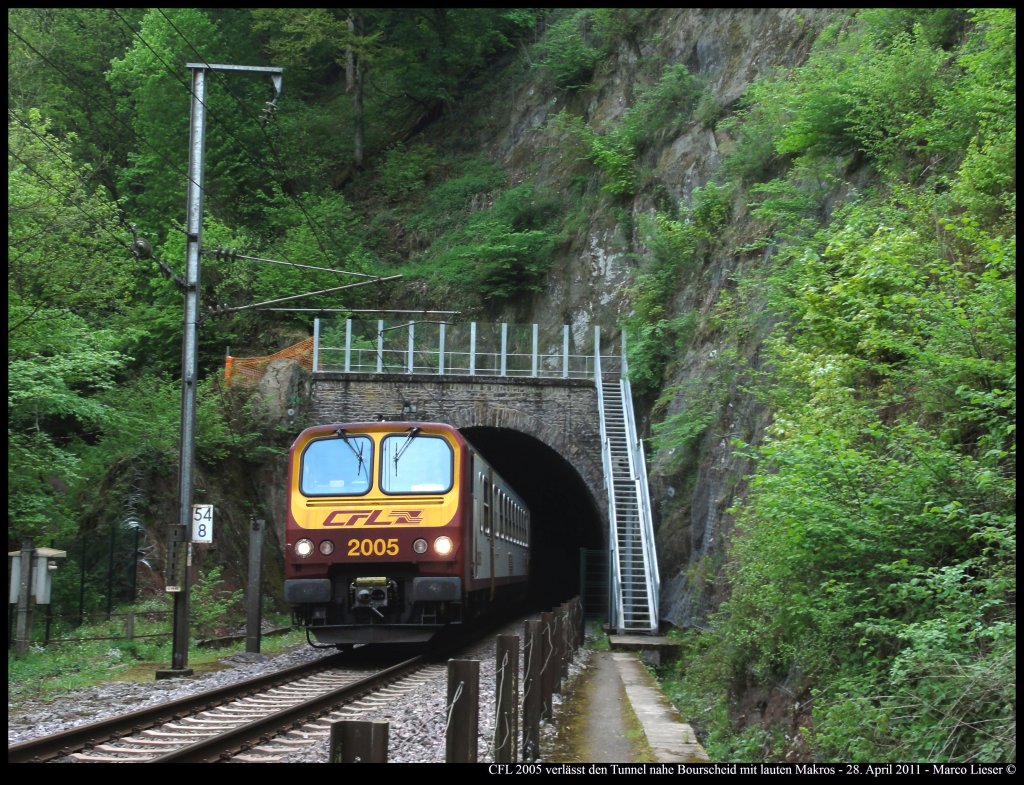 CFL 2005 verlsst den Tunnel nahe Bourscheid (28.04.2011)