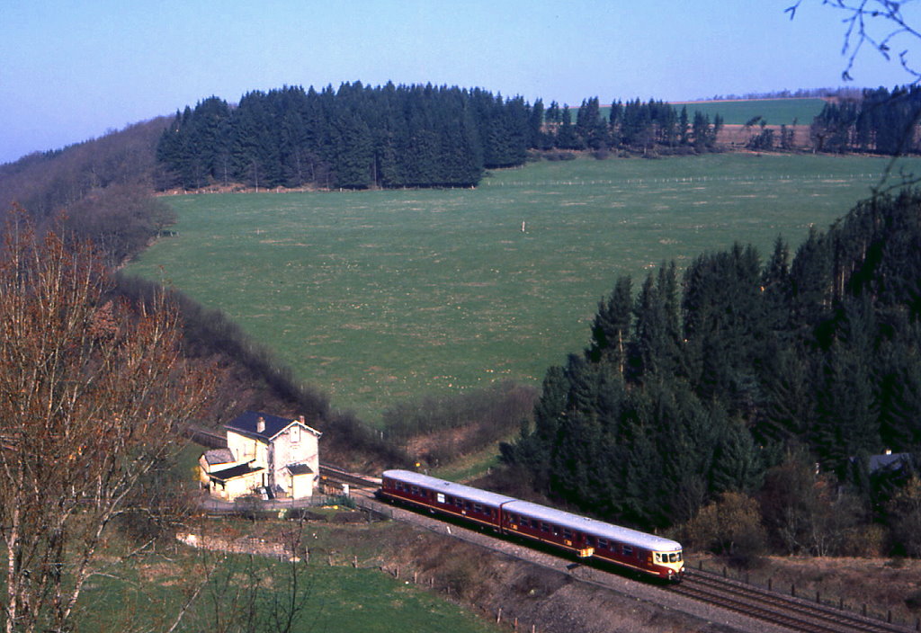 CFL 201 als Zug 1720 Troisvirges - Luxembourg erreicht Maulusmhle, 31.03.1990.