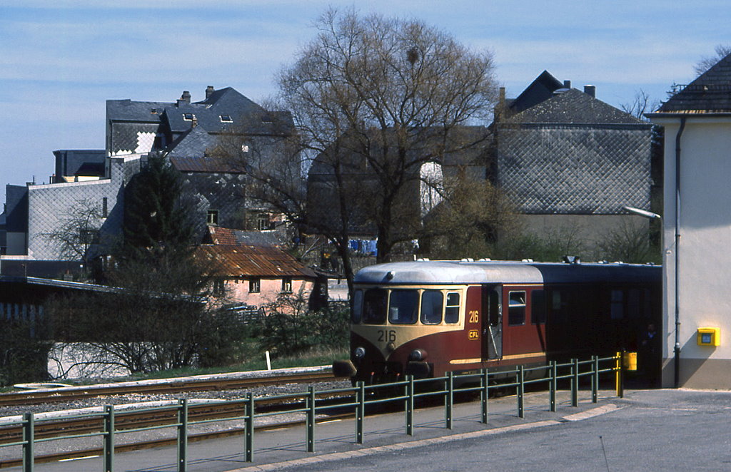 CFL 216 wartet inm Bahnhof Wiltz auf den n�chsten Einsatz nach Kautenbach, 09.04.1989.