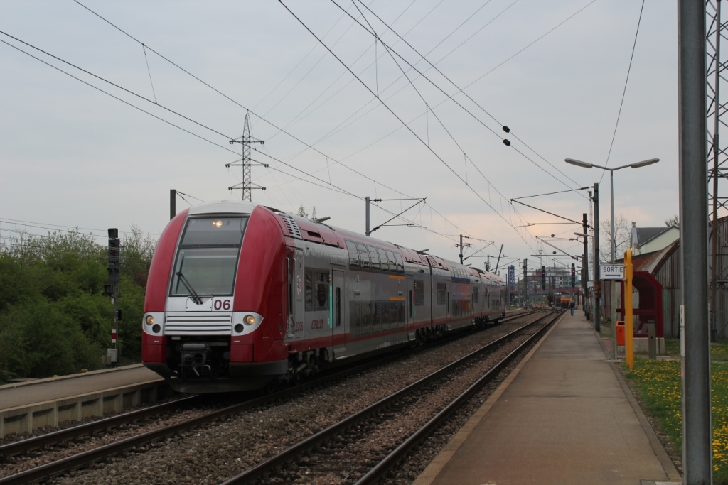 CFL 2203 als Regionalexpress 86564 beim Halt in Hollerich. 14/04/2011