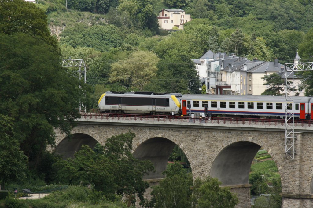 CFL 3008 an der Spitze des Schnellzugs nach Lttich auf dem Viadukt Pulvermhle in Luxemburg (25.06.2011)
