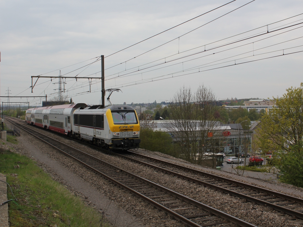 CFL 3016 mit 3 Dostos als Regionalbahn 5742 aus Kleinbettingen.14/04/2011