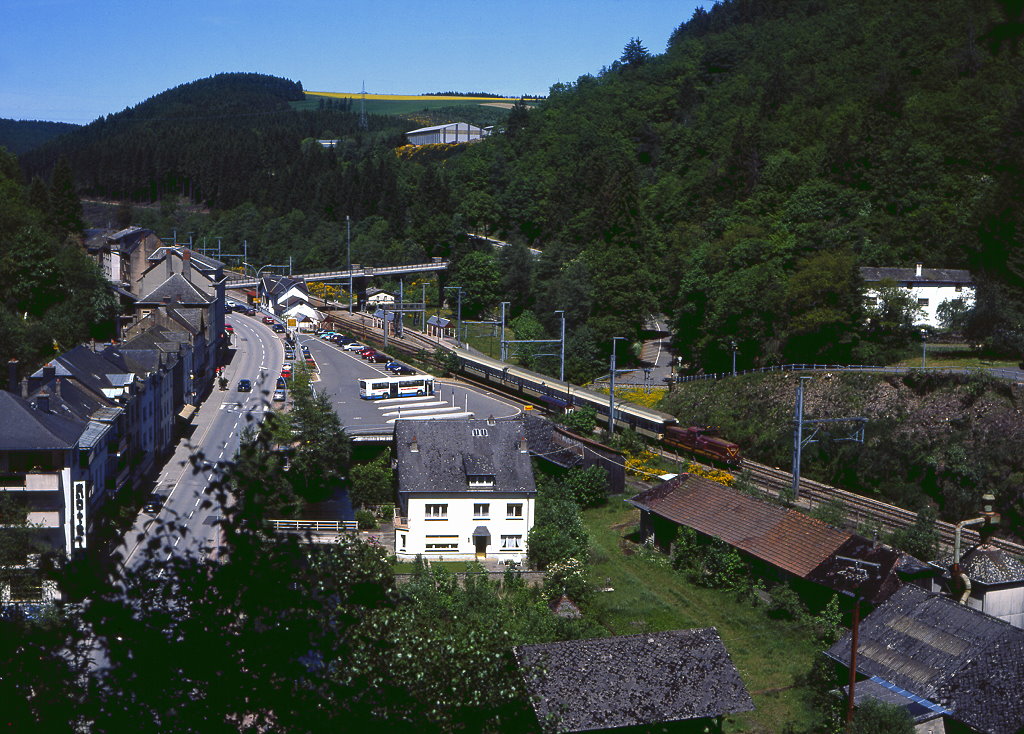 CFL 3619 verlsst am 31.05.1997 den Bahnhof Clervaux mit einem Nahverkehrszug nach Luxembourg.