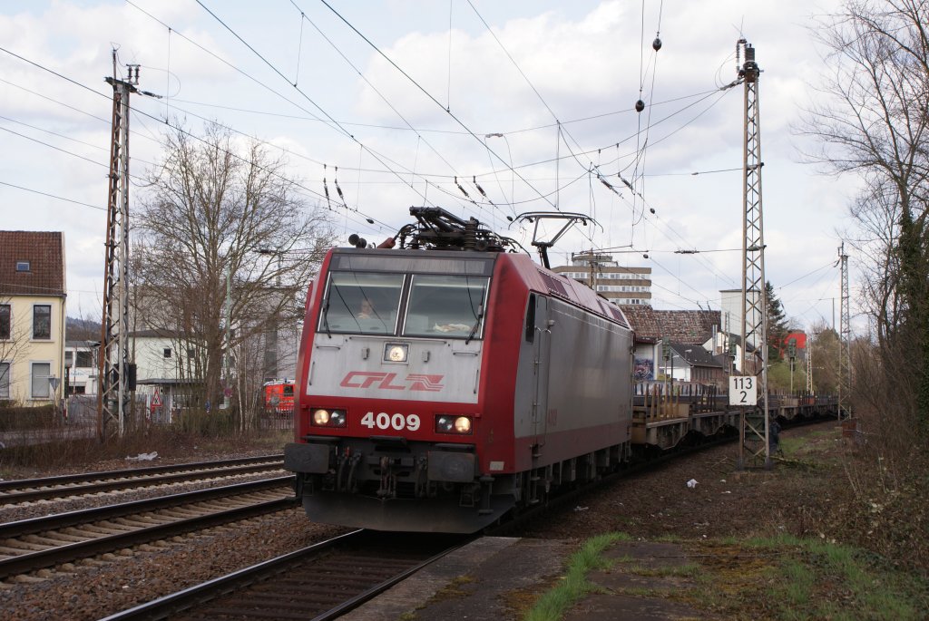 CFL 4009 mit einem leeren Stahlzug in Trier-Sd am 05.04.2010