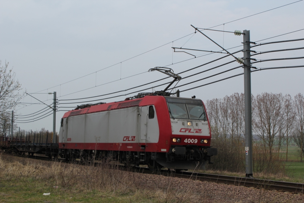 CFL 4009 wartet am 26.Mrz an der Einmndung der CFL Linie 40(Gterumgehung Alzingen-Syren-Oetrange) auf Freigabe, um auf die CFL Linie 60 (Luxemburg-Bettembourg) einzufahren. Am Haken ein gemischter Gterzug aus Wasserbillig.