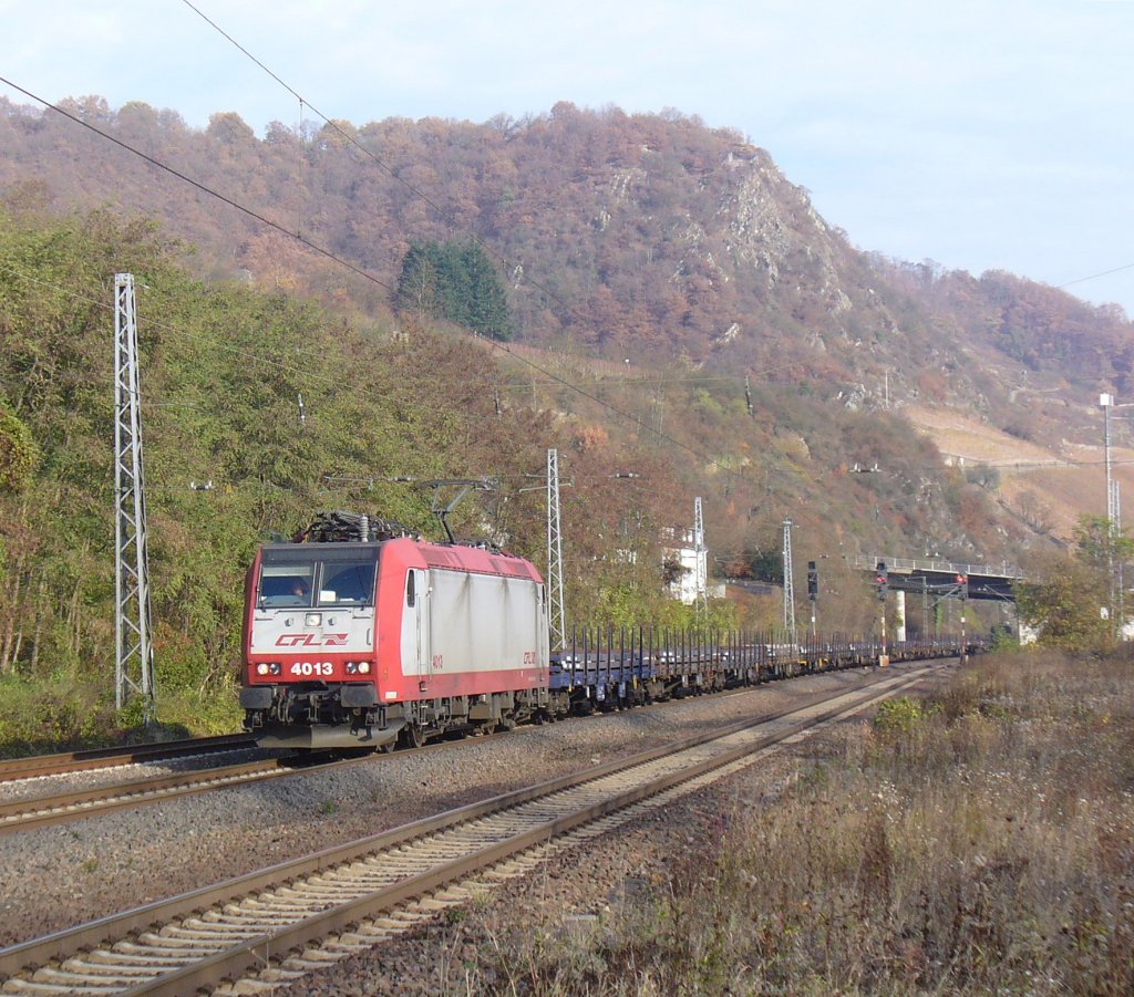 CFL 4013 zieht einen Stahlzug am 20.11.2011 durch Hatzenport (Mosel)