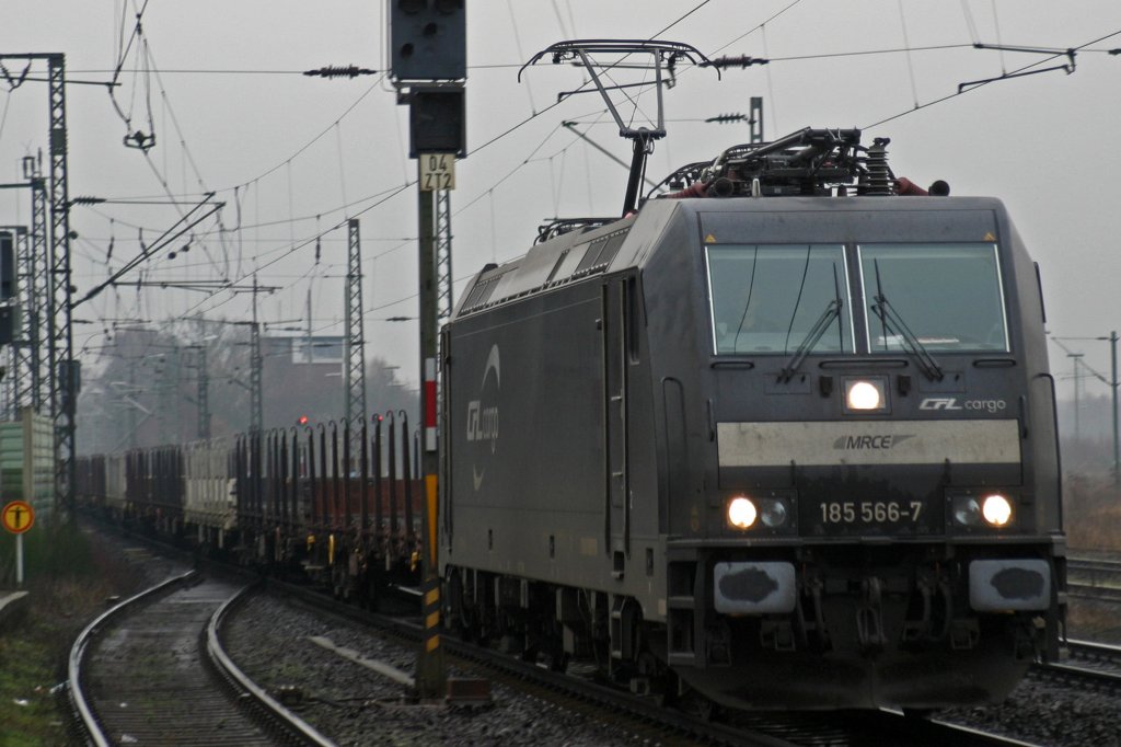 CFL Cargo 185 566-7 (MRCE) durchfhrt am 28.12.09 Duisburg-Bissingheim