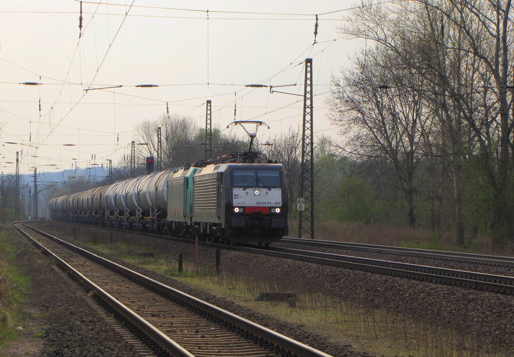 CFL Cargo ES 64 F4-037 und E 186 246 als Wagenlok, mit Kesselwagen Richtung Grokorbetha, am 14.04.2012 in Naumburg (Saale).