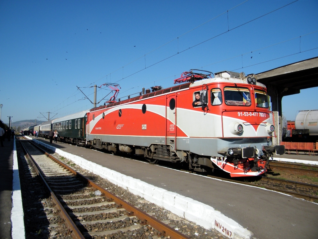 CFR Calatori 477 763 mit dem Sonderzug aus Budapest-Nyugati (Szolnok-Bkscsaba-Lőkshza-Curtici-Arad) am Bahnhof Deva, am 22. 10. 2012. 