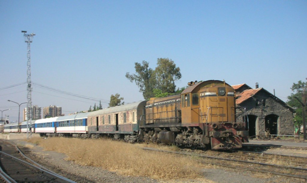 CFS LDE 1200 003 (Type: TEM2S, Hersteller: Brjansk 1972) beim Verschub im Damaskus Kadem, am 5.5.10. Der Lokschuppen im Hintergrund stammt von der Hedjazbahn.