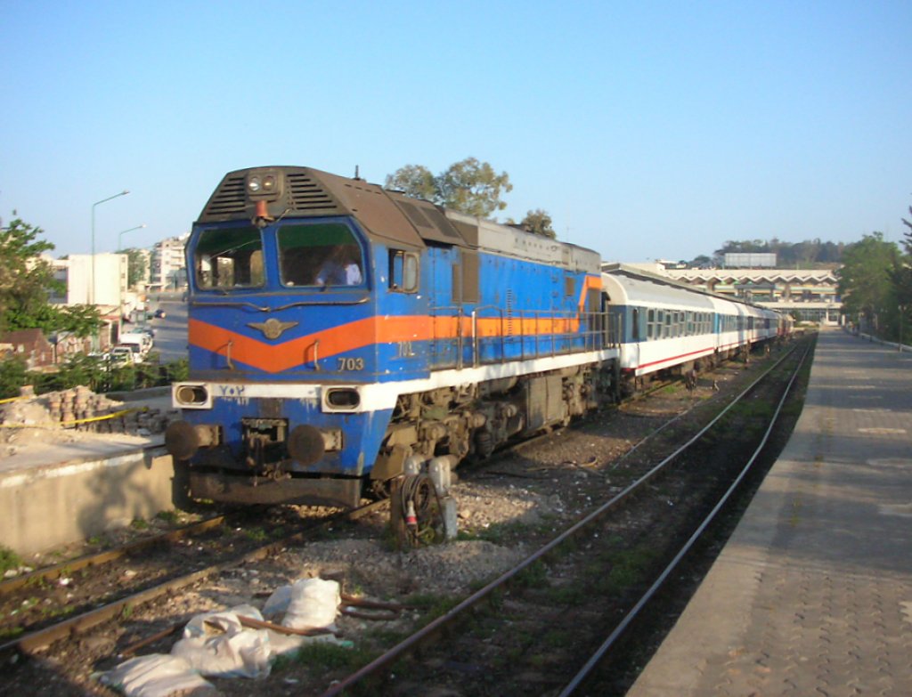 CFS LDE 3000 703 mit Zug 243 nach Aleppo in Latakia am 4.5.10.
Die LDE 3000 ist eine remotorisierte Version der LDE 2800. Die Reihennummer ist am Lokkasten nicht angeschrieben und nur intern in Gebrauch.