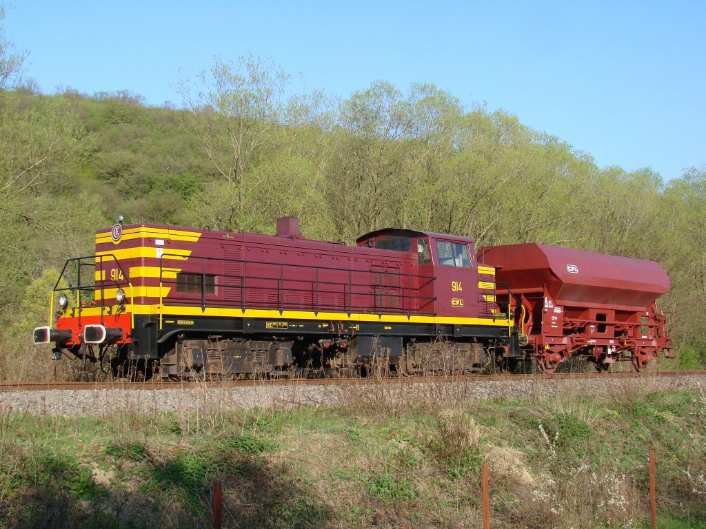 CFV3V - Zwischen Mariembourg und Nismes - BB914 (ex-SNCF BB63123 mit CFL anstrich) und ein ex- CFL Gterwagen - 09-04-2011