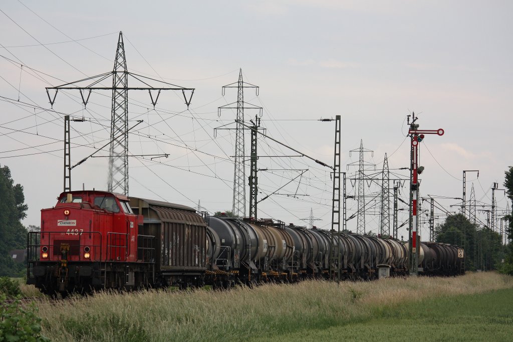 Chemion 203 443-7 am 18.6.12 mit einem Kesselzug in Neuss-Weienberg.