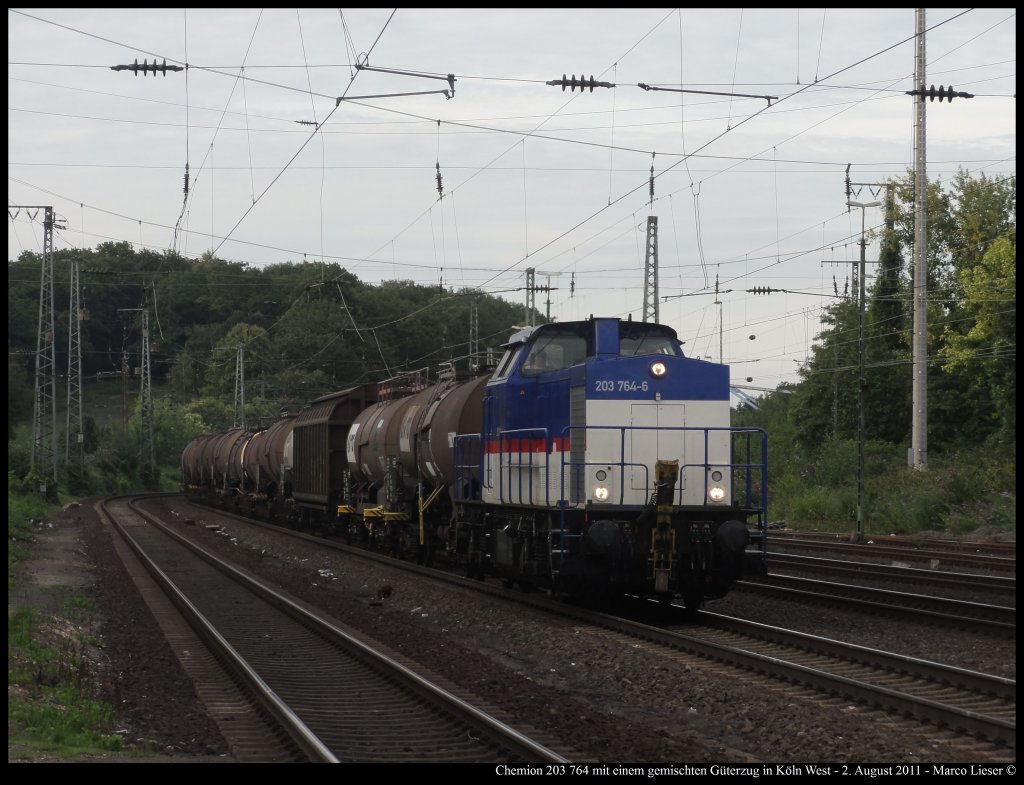 Chemion 203 764 mit einem gemischten G�terzug in K�ln West (02.08.2011)