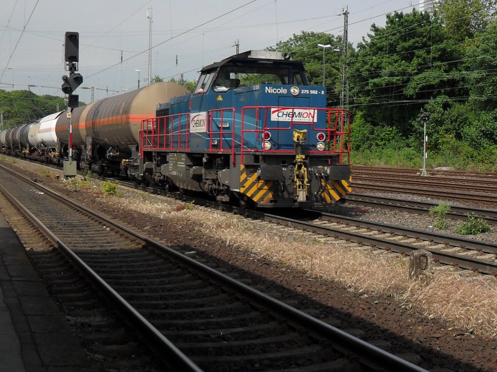 Chemions Nicole fhrt durch den Bahnhof Kln West am 25.5.10