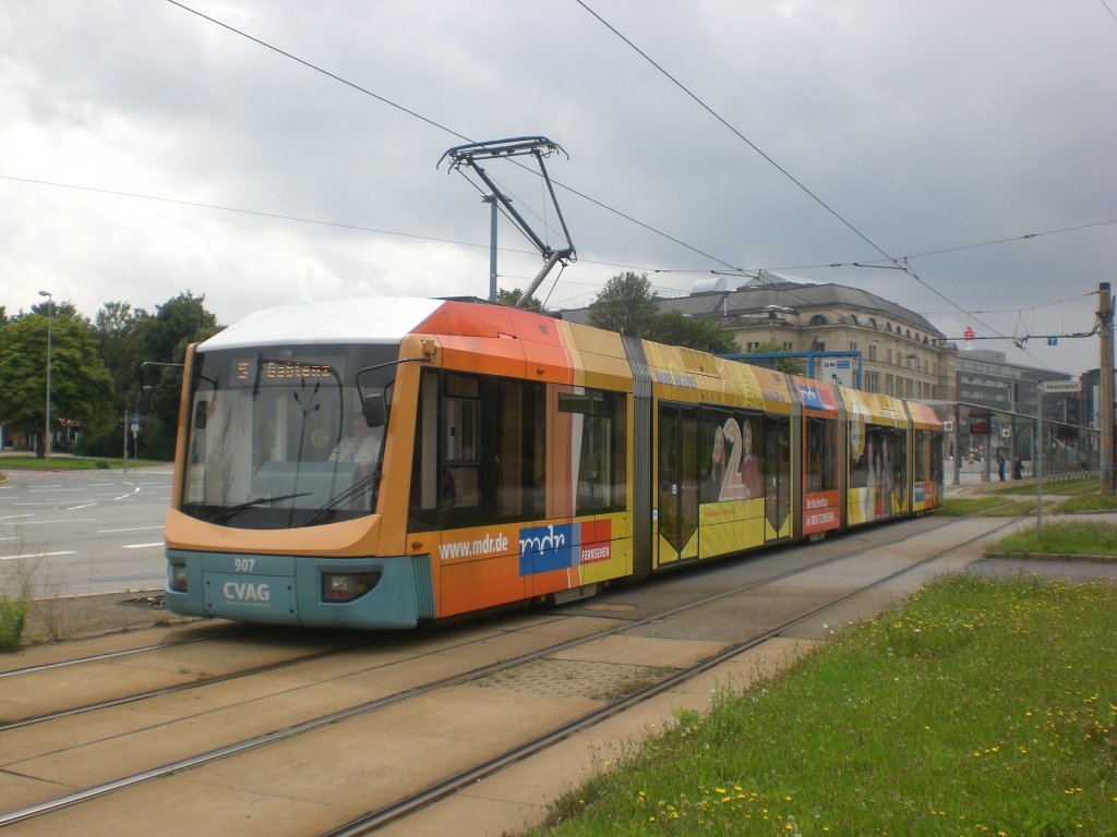 Chemnitz: Straenbahnlinie 5 nach Gablenz an der Zentralhaltestelle.(4.8.2011)
