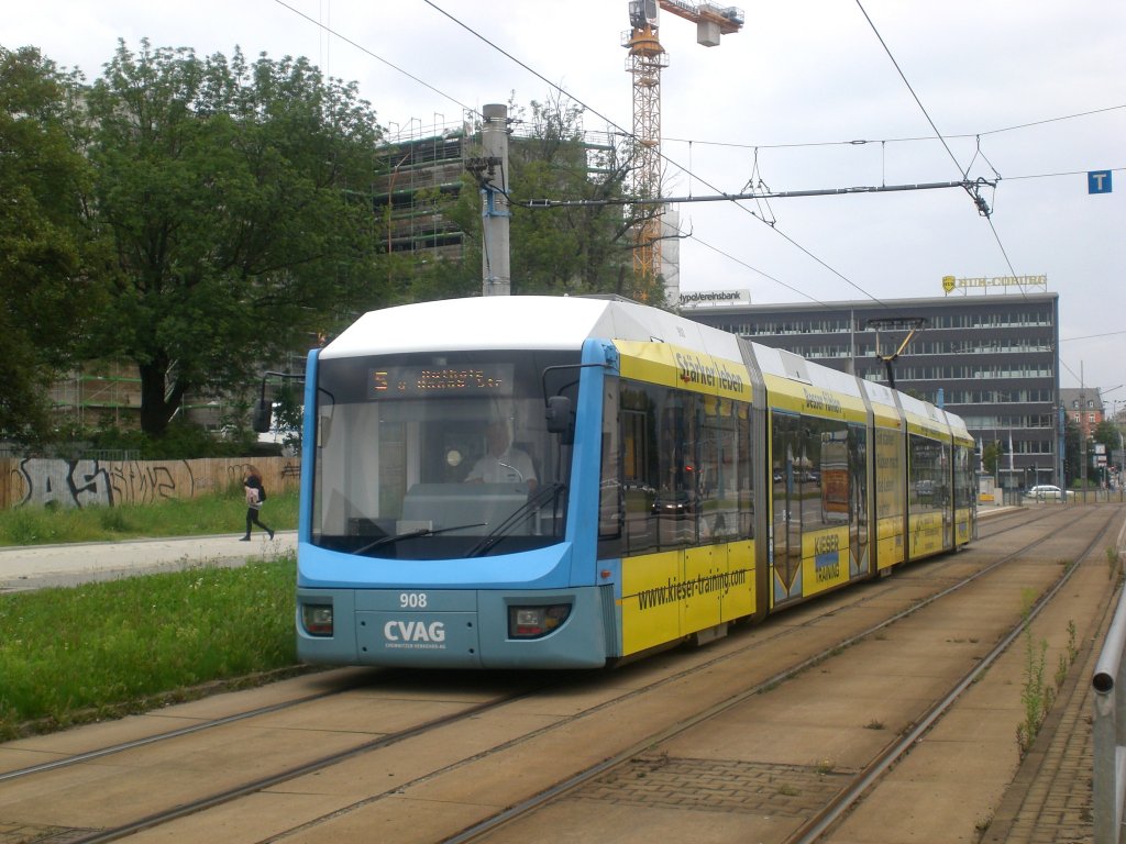 Chemnitz: Stra�enbahnlinie 5 nach Hutholz an der Haltestelle Br�ckenstra�e.(4.8.2011)