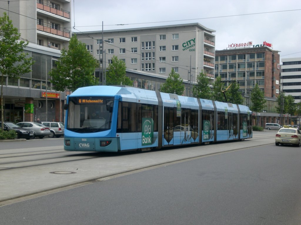 Chemnitz: Stra�enbahnlinie 6 nach Altchemnitz an der Haltestelle Zentrum Theaterplatz.(4.8.2011)