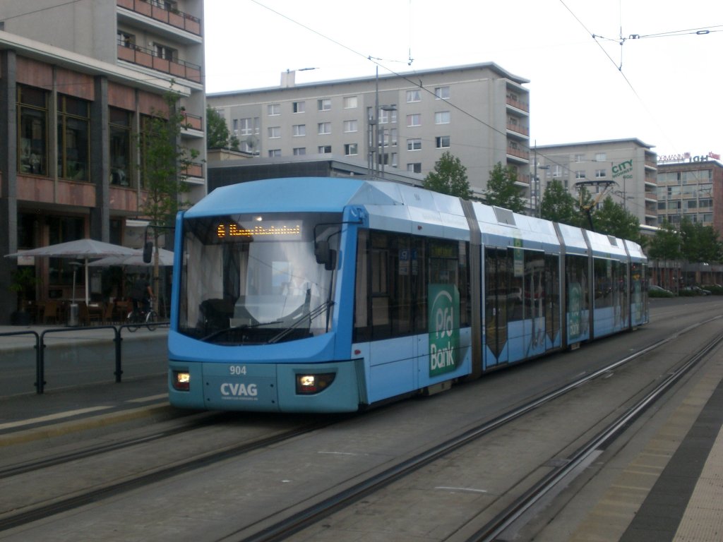 Chemnitz: Straenbahnlinie 6 nach Hauptbahnhof an der Haltestelle Zentrum Theaterplatz.(4.8.2011)