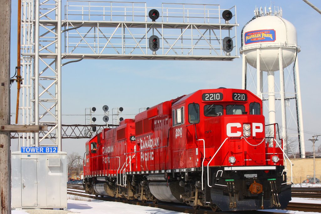 Chicago 08/03/13 : Sonne, schnee und rote Loks: Canadian Pacific GP20C #2210, eine  rebuilt -Maschine, in Franklin Park