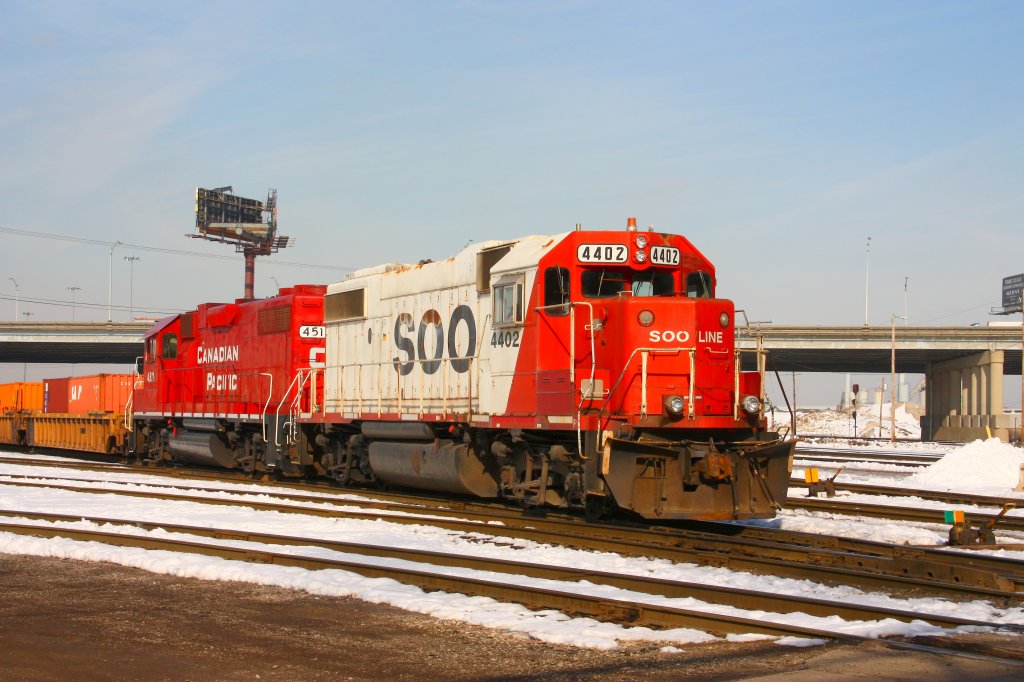 Chicago 08/03/13, CP - Bensenville Yard: 
ein Duo GP38-2 (CP4511 und Soo4402)rangiert.