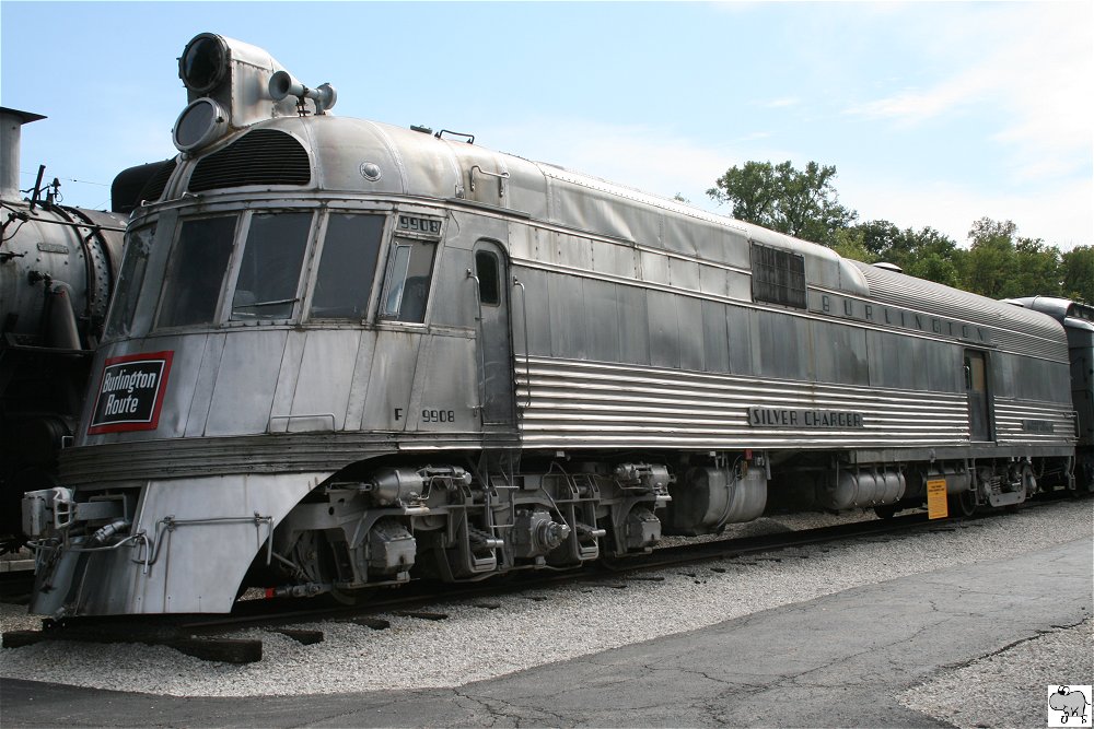 Chicago, Burlington & Quincy # 9908  Silver Charger  (EMC / 1939) ausgestellt im Museum of Transportation in St. Louis, Missouri. Aufgenommen am 16. September 2011.

