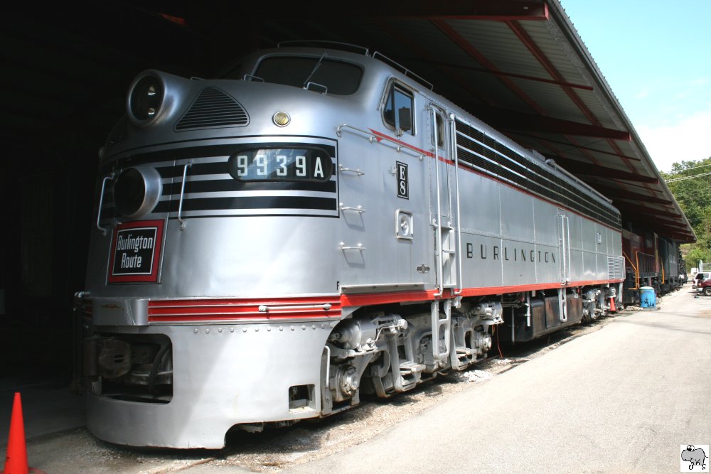 Chicago, Burlington & Quincy # 9939A Model E8A (EMD/1950) ausgestellt im Museum of Transportation in St. Louis, Missouri. Aufgenommen am 16. September 2011.