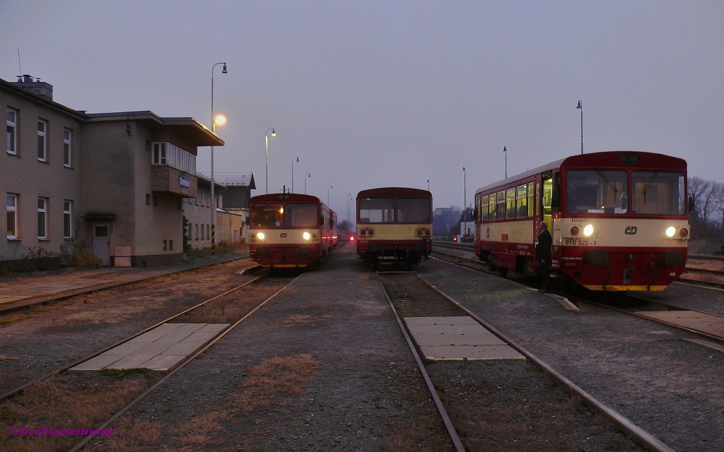 Chornice in Mhren, im November 2011 ist dieser Nebenbahnknoten noch in Betrieb und es gibt hier Zugtreffen. Ab dem 11.12.11 findet hier kein regulrer Personenverkehr mehr statt.
Hier treffen sich links der CD-810 645 mit Beiwagen 24-29 021 (Btax780), der als Os24716 von Prostejov nach Chornice fuhr und rechts der CD-810 325 der als Os24736 Velke Opatovice-Ceska Trebova unterwegs ist.
2011-11-17 Chornice(Kornitz)