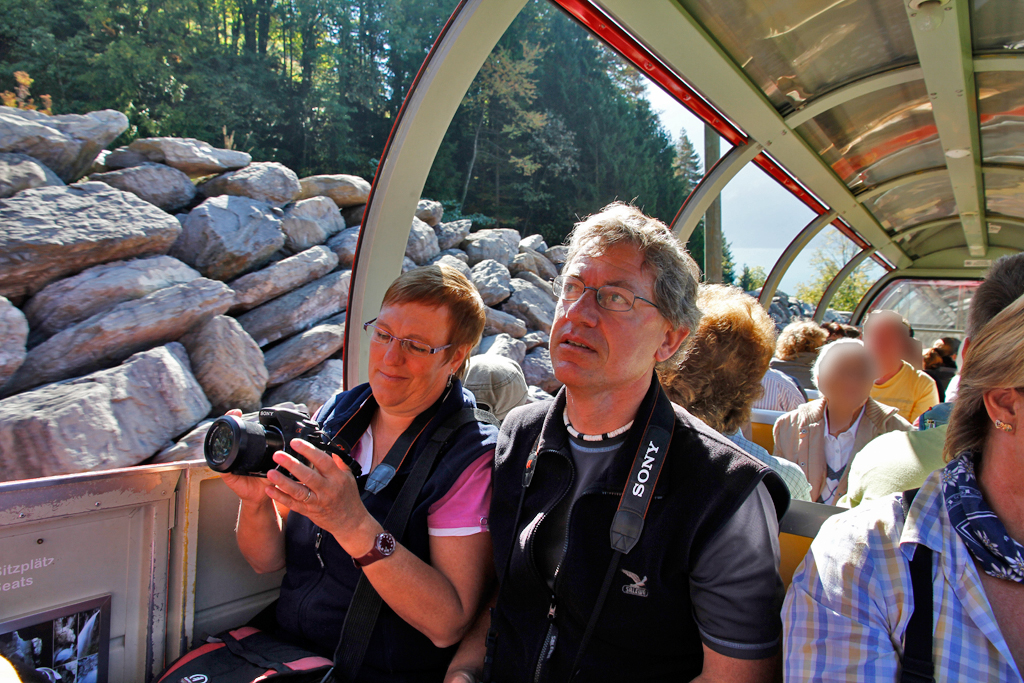 Christine und Stefan wappnen sich schon mal mit Kamera. Gut sichtbar die Mauern zum Schutz der Bahnlinie vor dem zeitweise tobenden Trachtbach. Auf Bergfahrt im BRB-SIG-Panoramawagen beim Rauenhag, 01. Okt. 2011, 10:55