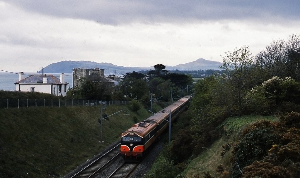 CIE 012 ist im April 1992 mit einem Personenzug bei Killiney unterwegs