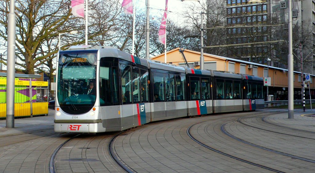 Citadis 2 Nr. 2104 seit 12.Dez. 2011 auch auf die Linie 8 beim Hauptbahnhof  Rotterdam Centraal  am 24.12.2011