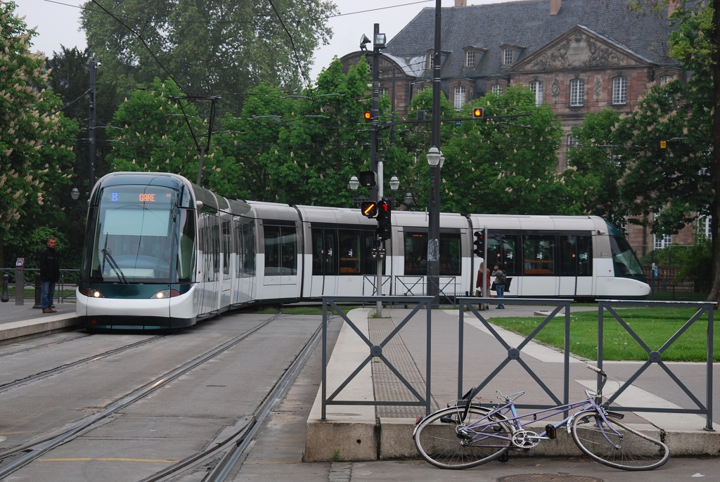 Citadis 2022 der Stra�burger Stra�enbahn an der Haltestelle R�publique am 11. Mai 2010. Die Stra�enbahnfahrzeuge fahren bestimmt besser als das Fahrrad rechts unten im Bild...