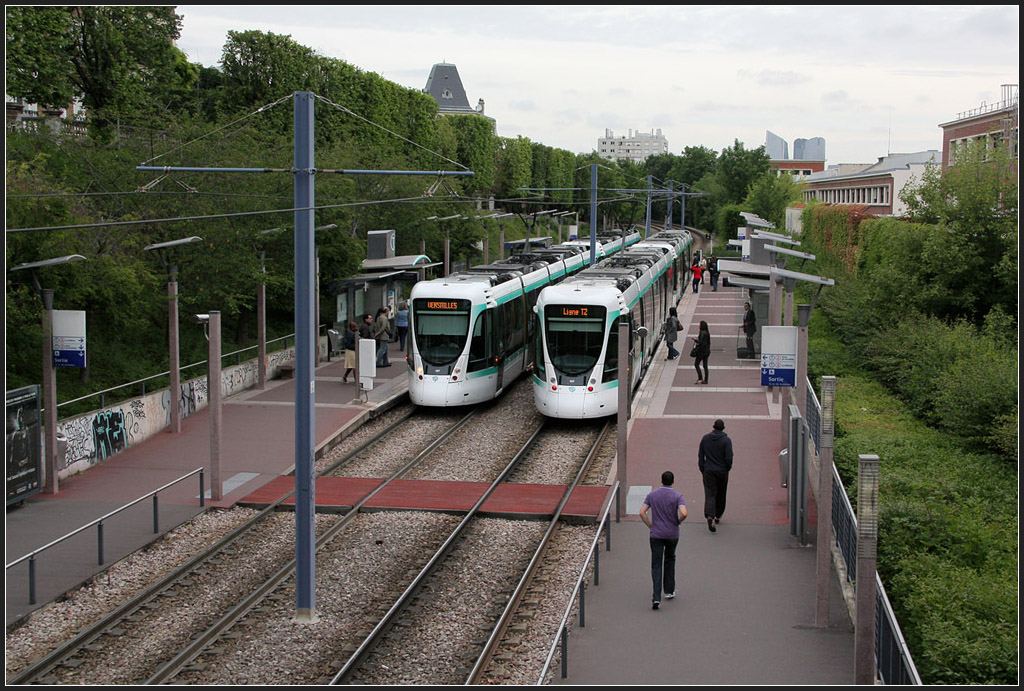 Citadis-Doppeltraktionen - 

Der Erfolg der Linie T2 führte dazu, dass die Citadis-Züge in Doppeltraktionen (65 Meter lang) eingesetzt werden müssen. Doppeltraktionen bei Straßenbahnen in Frankreich gibt es bislang nur auf dieser Linie. Die zunächst hier fahrenden TFS-Züge wurden auf die T1 verlegt. Haltestelle  Saint-Cloud Les Coteaux . 

20.07.2012 (M)