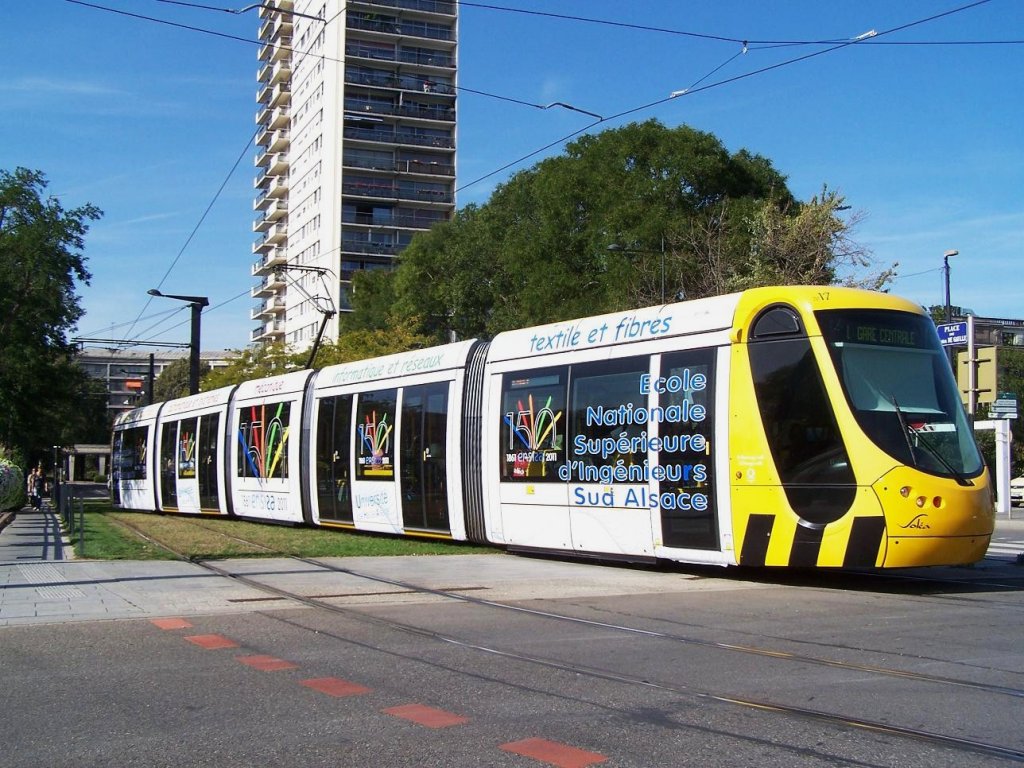 Citadis Nr 2017 mit Vollwerbung vor dem Bahnhof am 15/09/11.