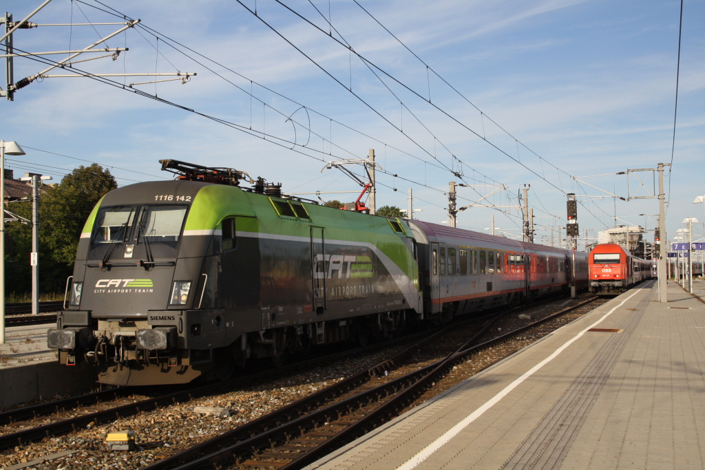 City Airport Train 1116 142 mit OIC 751 nach Graz Hauptbahnhof. Im Hintergrund sieht man die 2016 007 mit Ihrem Rex einfahren. Am 29.08.2011 in Wien Meidling