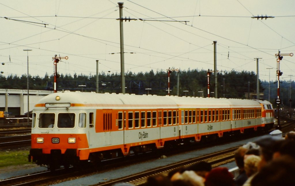 City-Bahn Kln-Gummersbach, geschoben von einer 218, auf der Fahrzeugparade  Vom Adler bis in die Gegenwart , die im September 1985 an mehreren Wochenenden in Nrnberg-Langwasser zum 150jhrigen Jubilum der Eisenbahn in Deutschland stattgefunden hat.