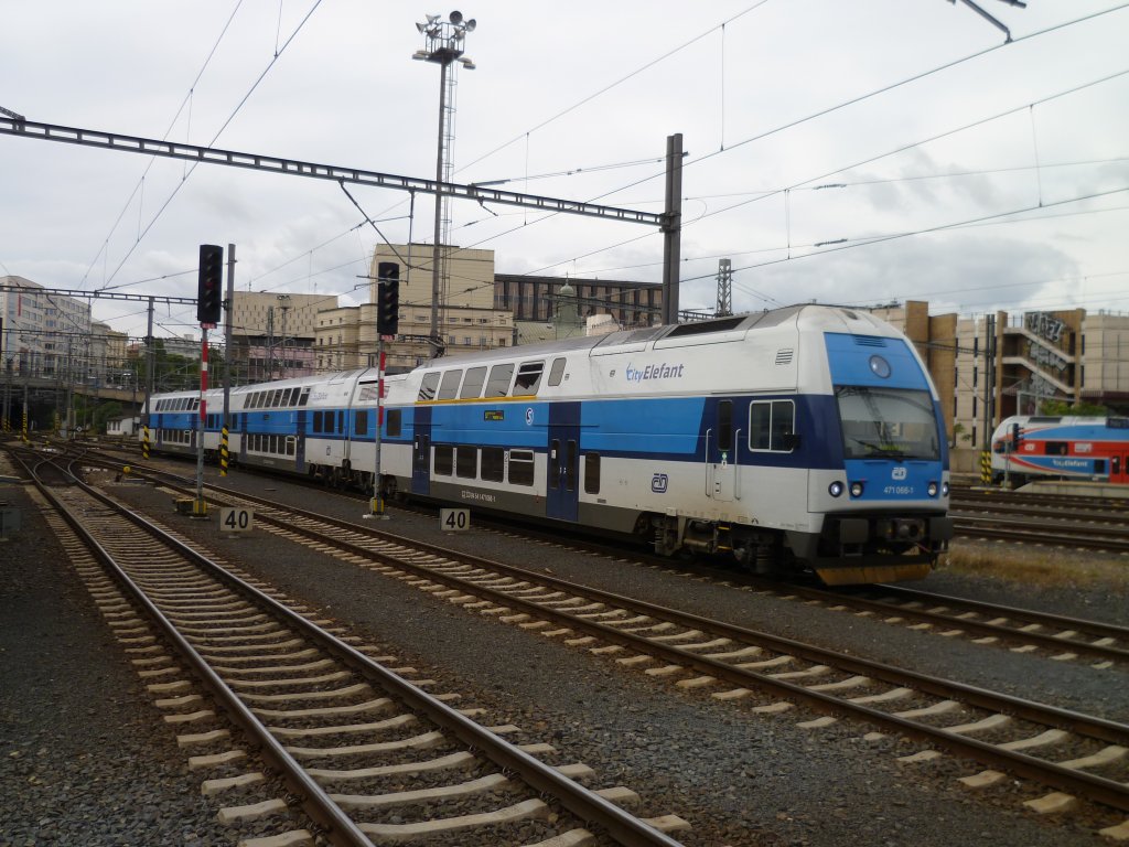 City Elefant 471 066-1 f�hrt am 26.08.12 in Praha hl.n. ein.