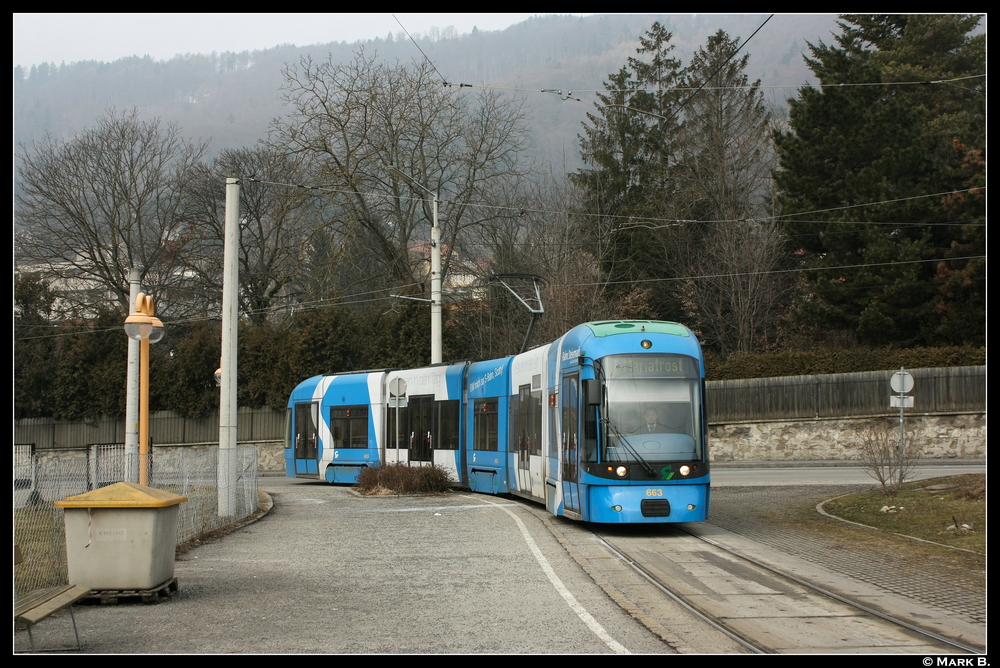 Cityrunner 663 befhrt die Endschleife Eggenberg UKH. Aufgenommen am 06.03.11.