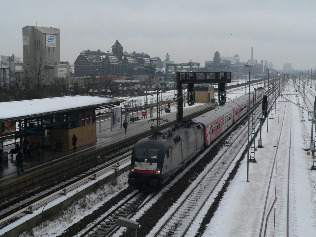 CityShuttle-Wagen auf dem RE4 der ODEG, hier gezogen von ES64 U2 29 bei der Durchfahrt durch Berlin Beusselstra�e. 15.12.2012