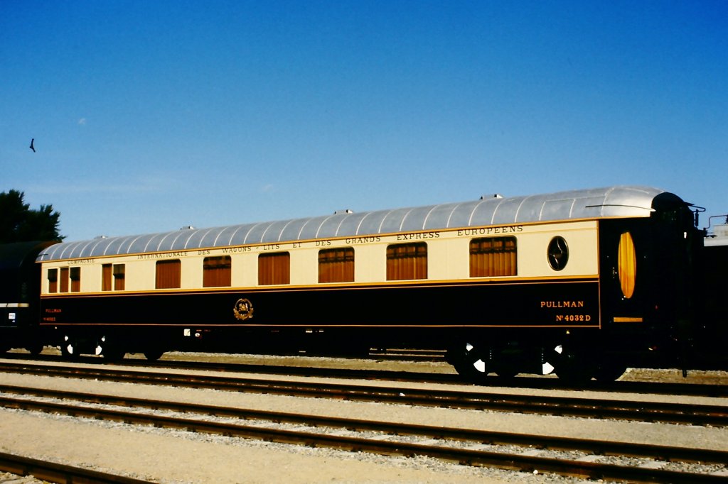 CIWL Pullman Nr. 4032 D (BB 80 81 973 2 928-3) auf der Ausstellung zum 150-jhrigen Jubilum der Eisenbahn in sterreich im Jahre 1987 in Wien.