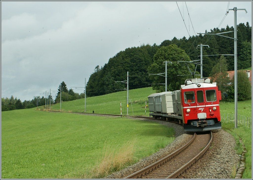 CJ Be 4/4 N 641 mit einem Container-Gterzug bei La Cibourg am 19. August 2010.