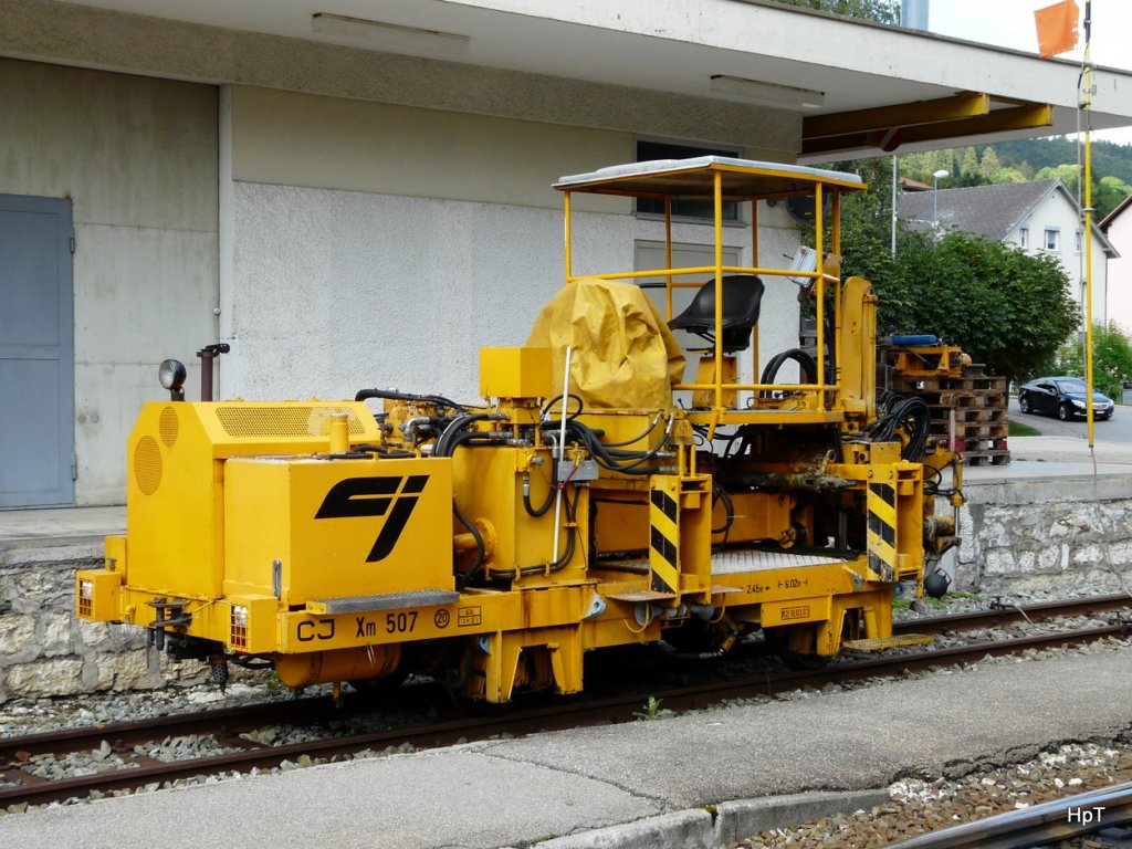 CJ - Dienst-Gleisbaumaschine Xm 507 abgestellt im Bahnhof von Tramelan am 05.09.2009