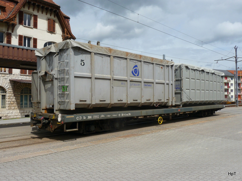 CJ - Gterwagen Sb 366 im Bahnhofsareal von Tavannes am 21.04.2012